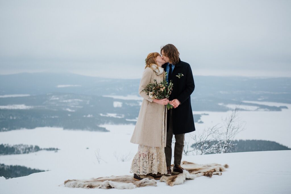 Brudpar gifter sig på Tännäskröket i Funäsfjällen