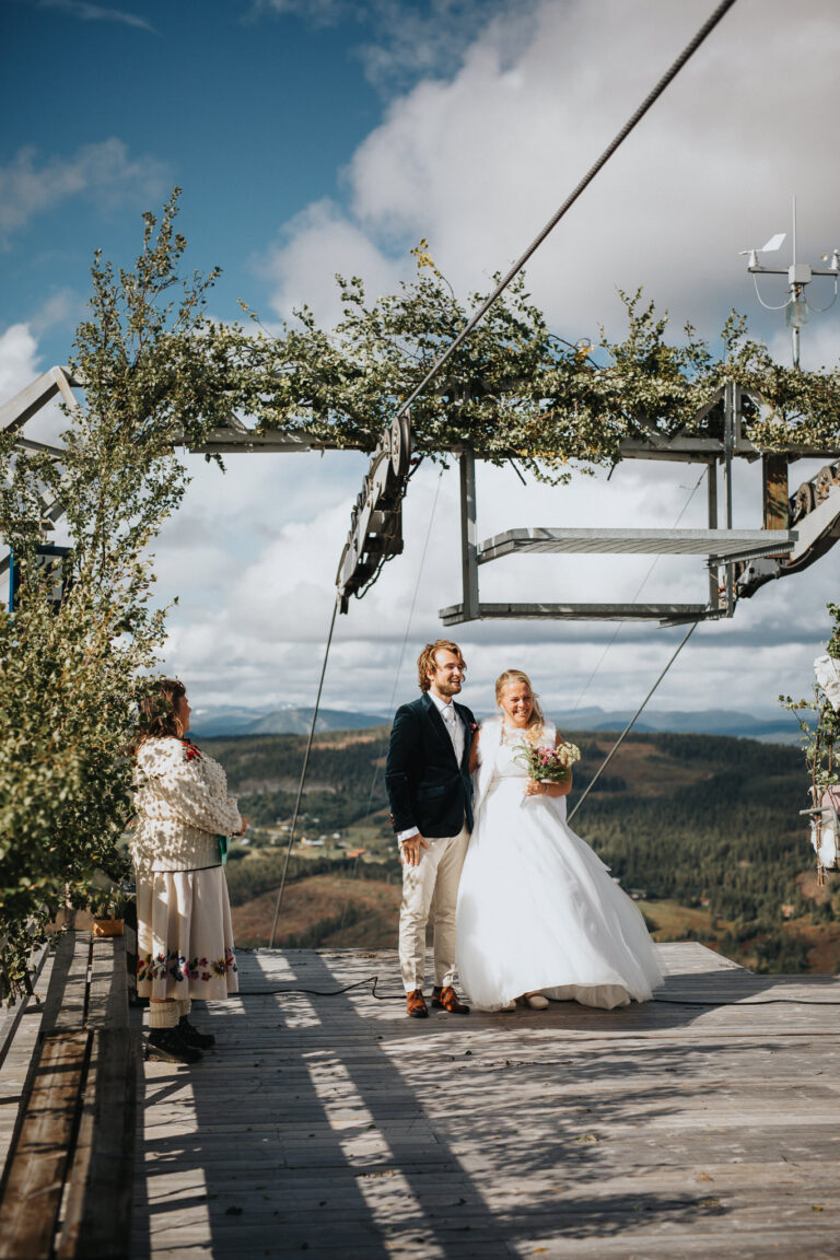 Brudpar viger sig på toppen av Tännäskröket med utsikt över fjällen