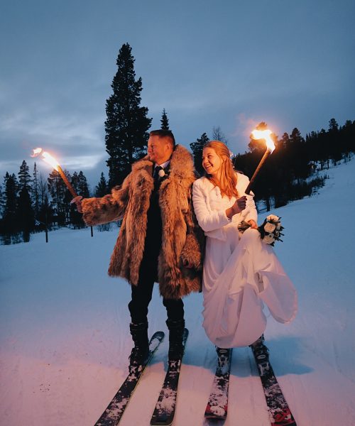 Bröllopspar på skidor i fjällen