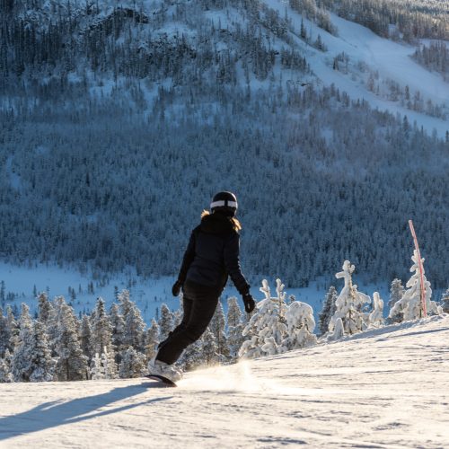 Tjej åker snowboard på Tännäskröket i Funäsfjällen