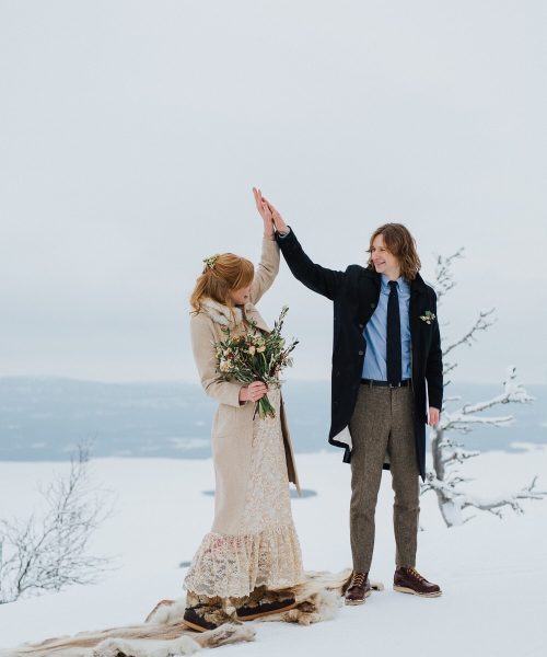 vinterbröllop och brudpar som gör high-five