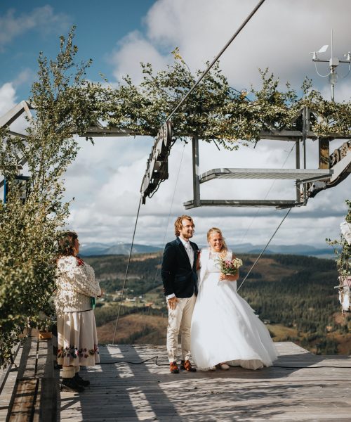 Brudpar viger sig på toppen av Tännäskröket med utsikt över fjällen